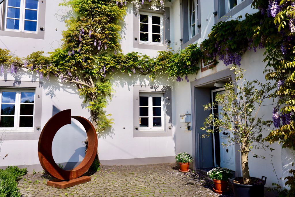 Patio con escultura