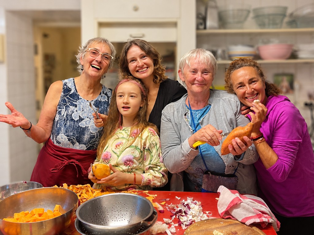 Gemeinsames Kochen in der spirituellen Gemeinschaft