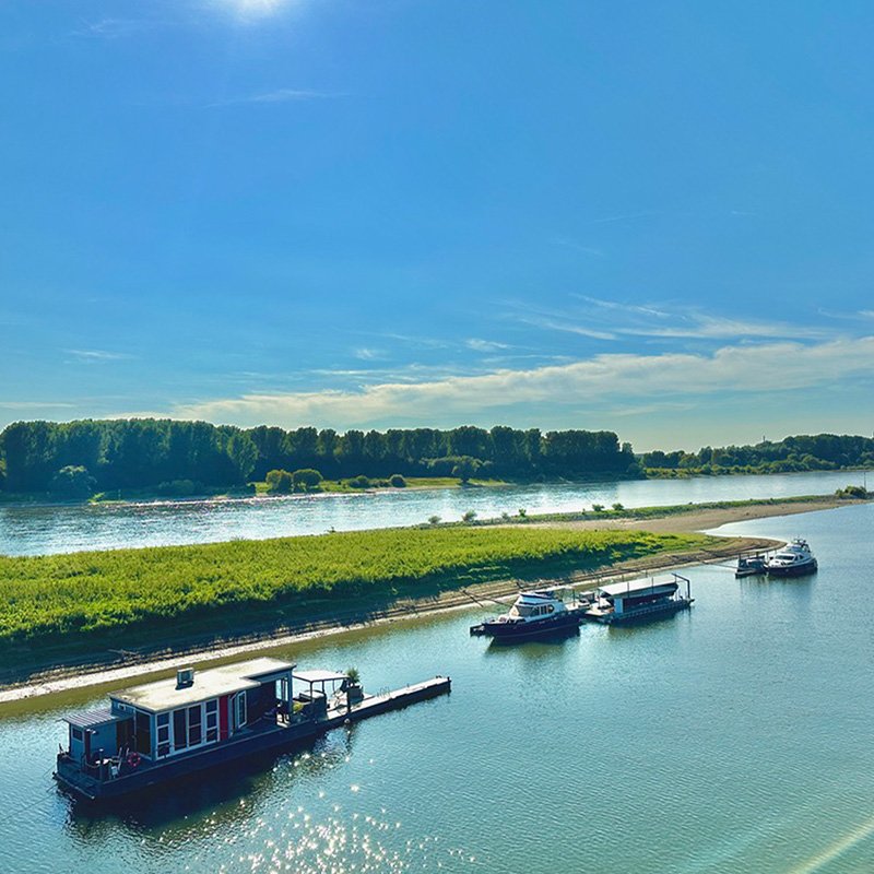Das wunderschöne Rheinufer vor dem Yoga Zentrum in NRW