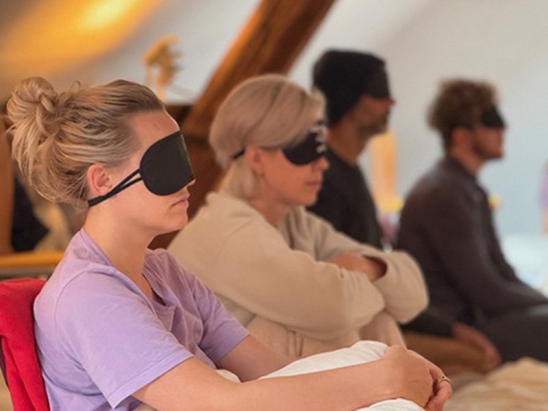 Mit verbundenen Augen im Vipassana Retreat